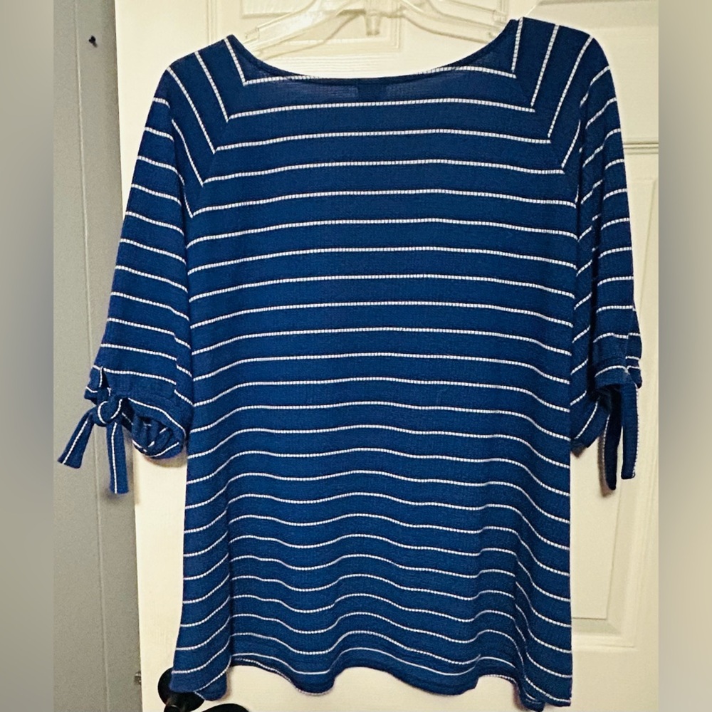 Women’s Top size 3X V-Neck Navy Blue with White Stripes by Lee with tie cuffs